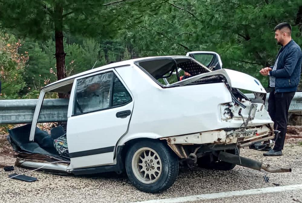 Finike’de Tofaş Ortadan İkiye Ayrıldı, Sürücü Ağır Yaralı-1