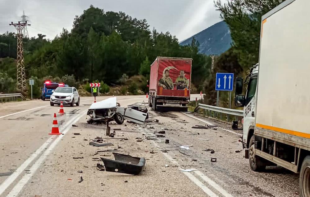 Finike’de Tofaş Ortadan İkiye Ayrıldı, Sürücü Ağır Yaralı