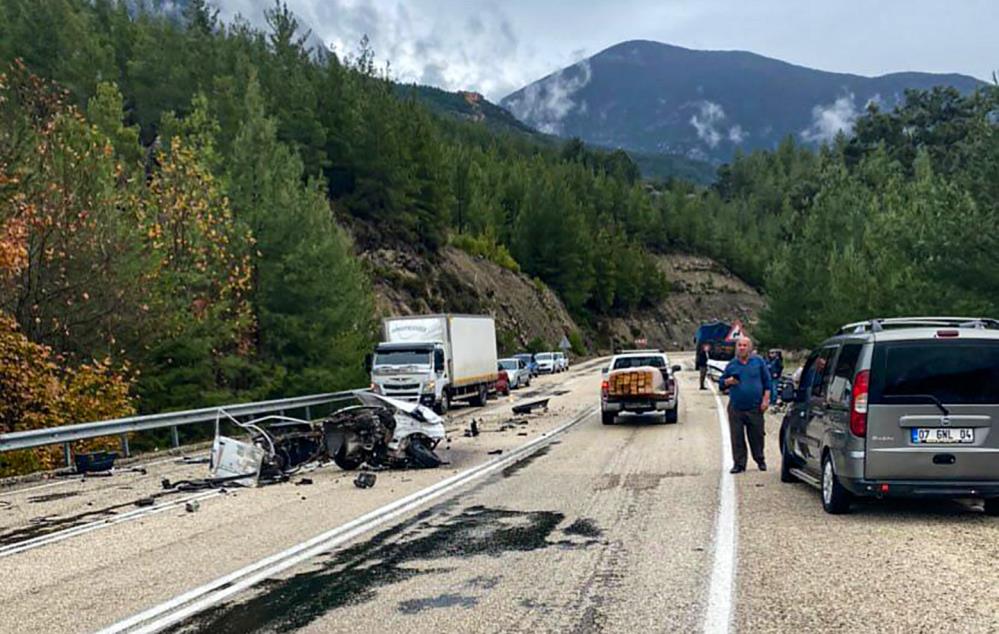 Finike’de Tofaş Ortadan İkiye Ayrıldı, Sürücü Ağır Yaralı