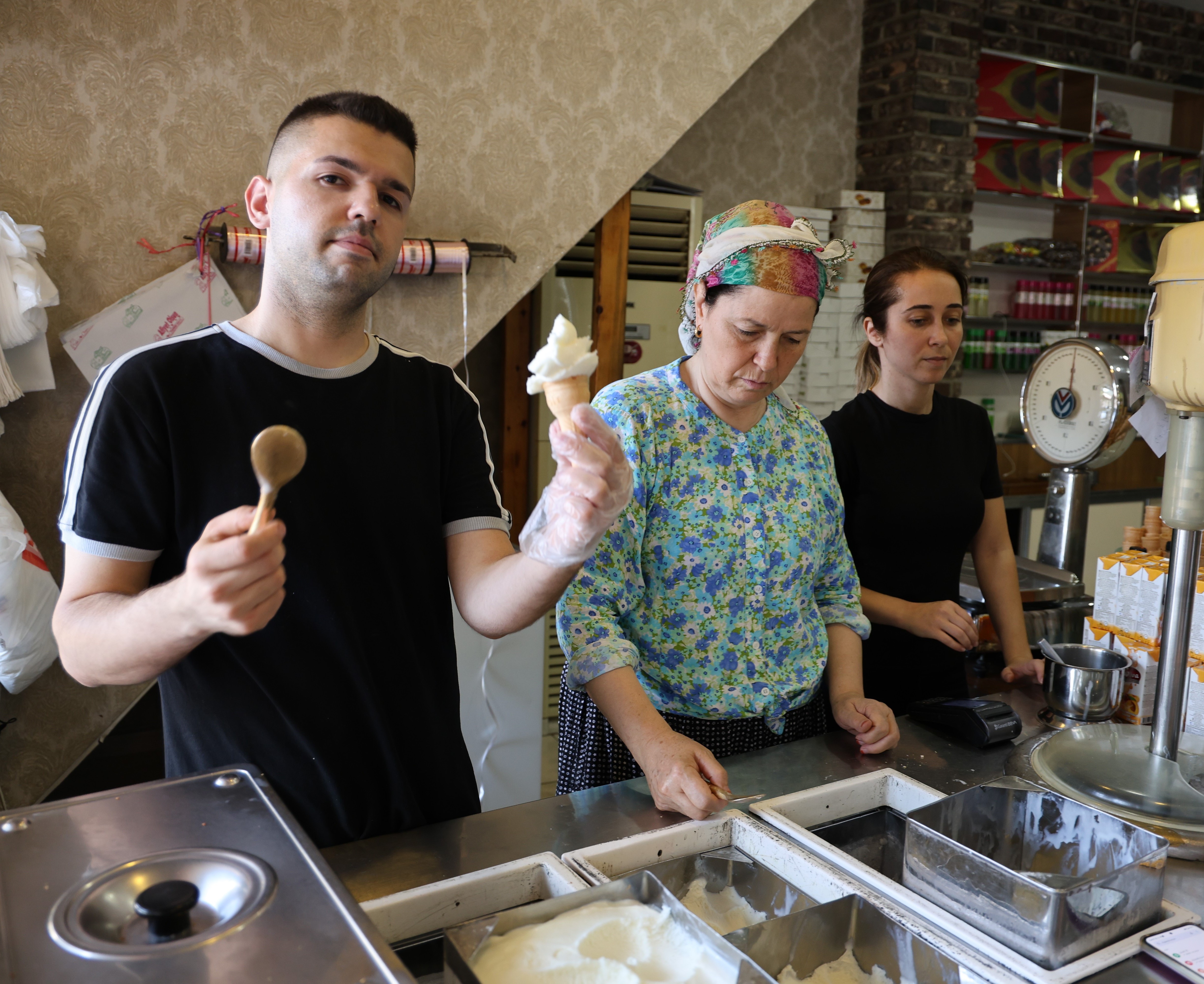 Dondurmanın Lezzetini Duyan Sıraya Giriyor (2)