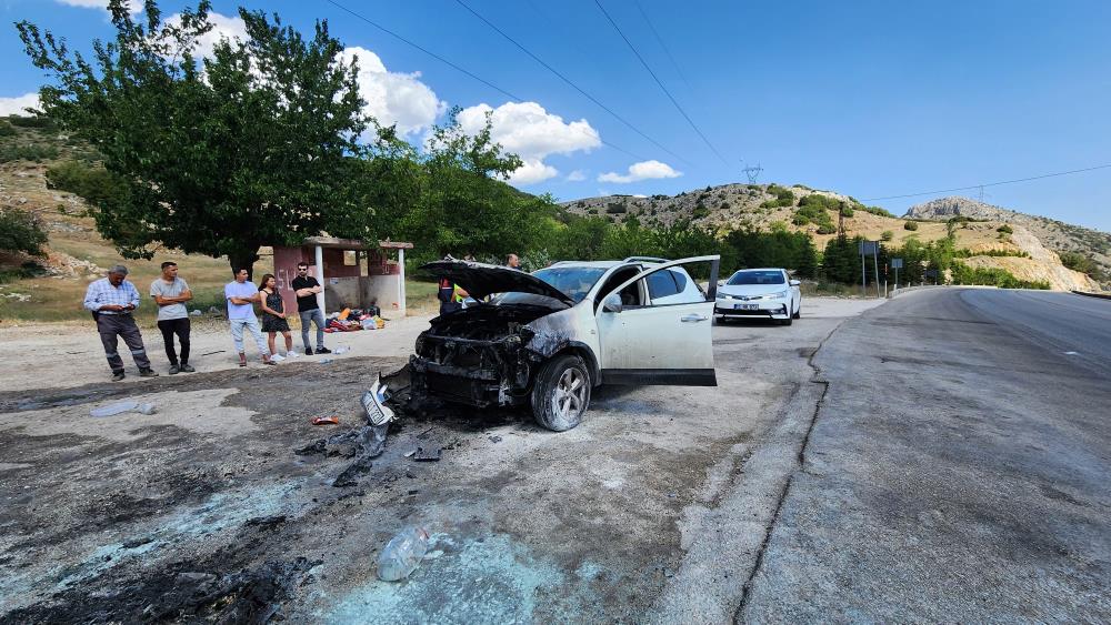 Seyir Halindeki Otomobil Alev Aldı, 3 Kişi Dumandan Etkilendi 2