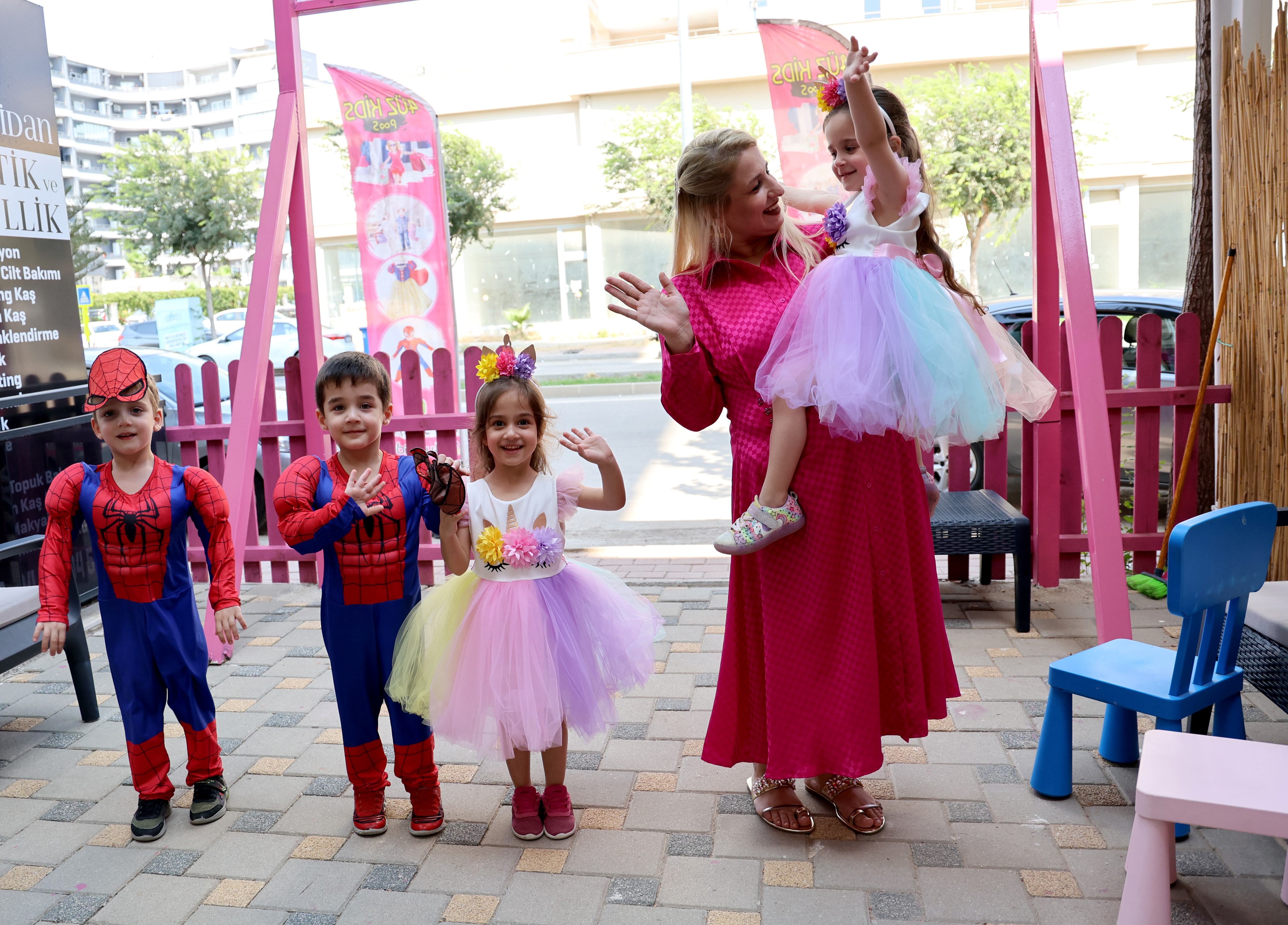 Dördüz Annesi Butik Açtı, Çocuklarını Manken Olarak Kullandı (1)