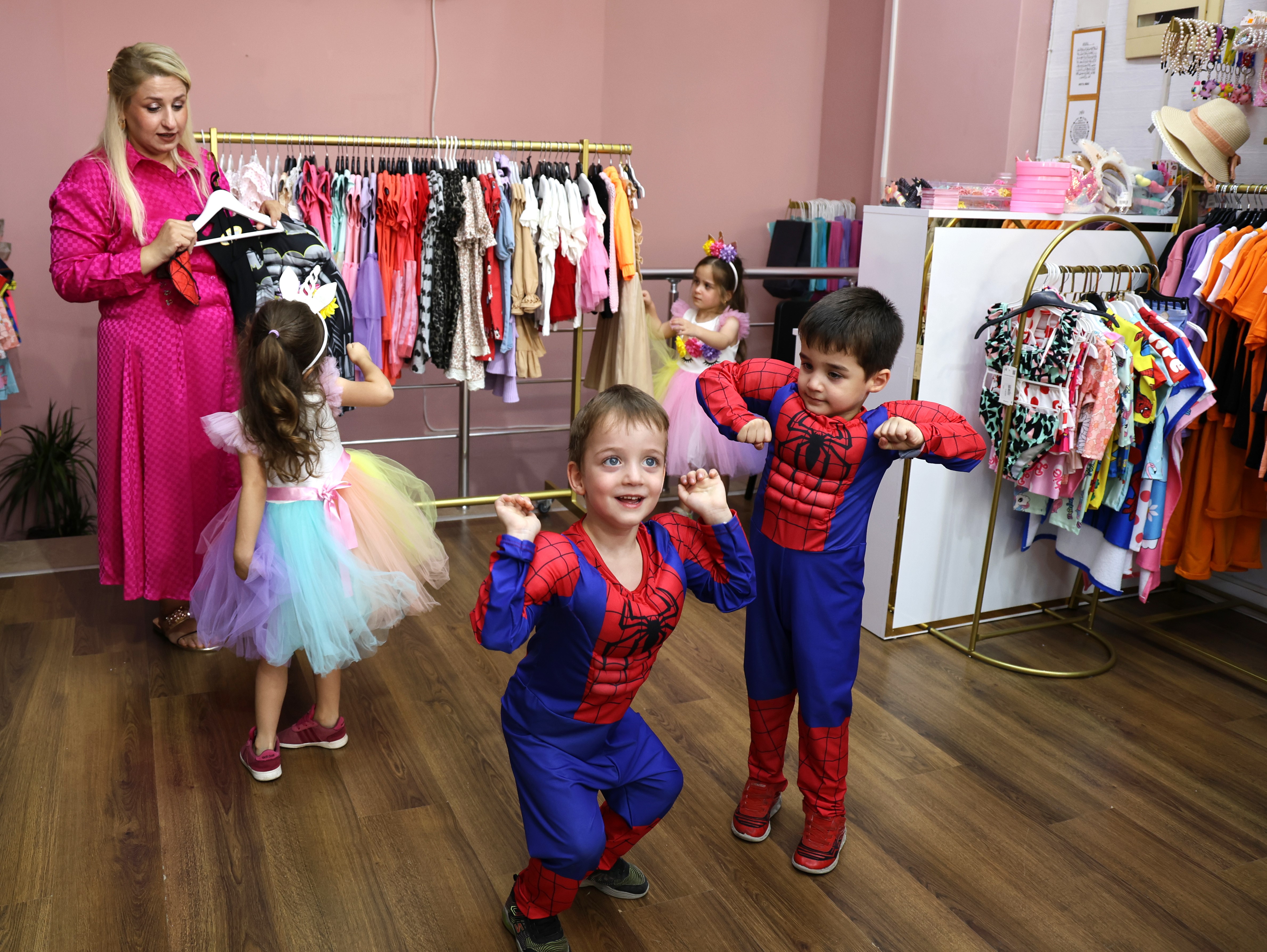 Dördüz Annesi Butik Açtı, Çocuklarını Manken Olarak Kullandı (3)