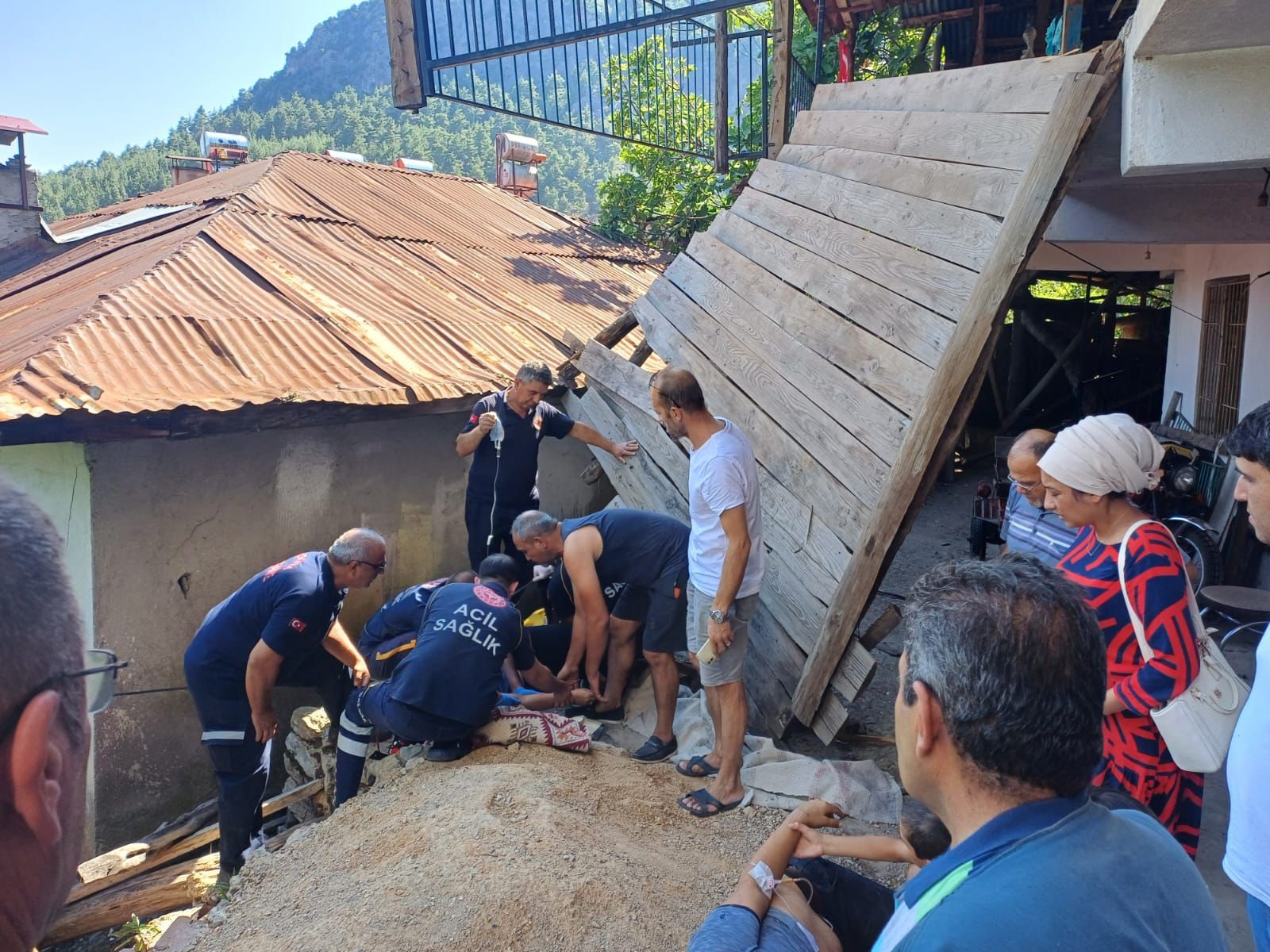 Feke'de Çardak Kazası 4 Kişi Yaralandı (1)