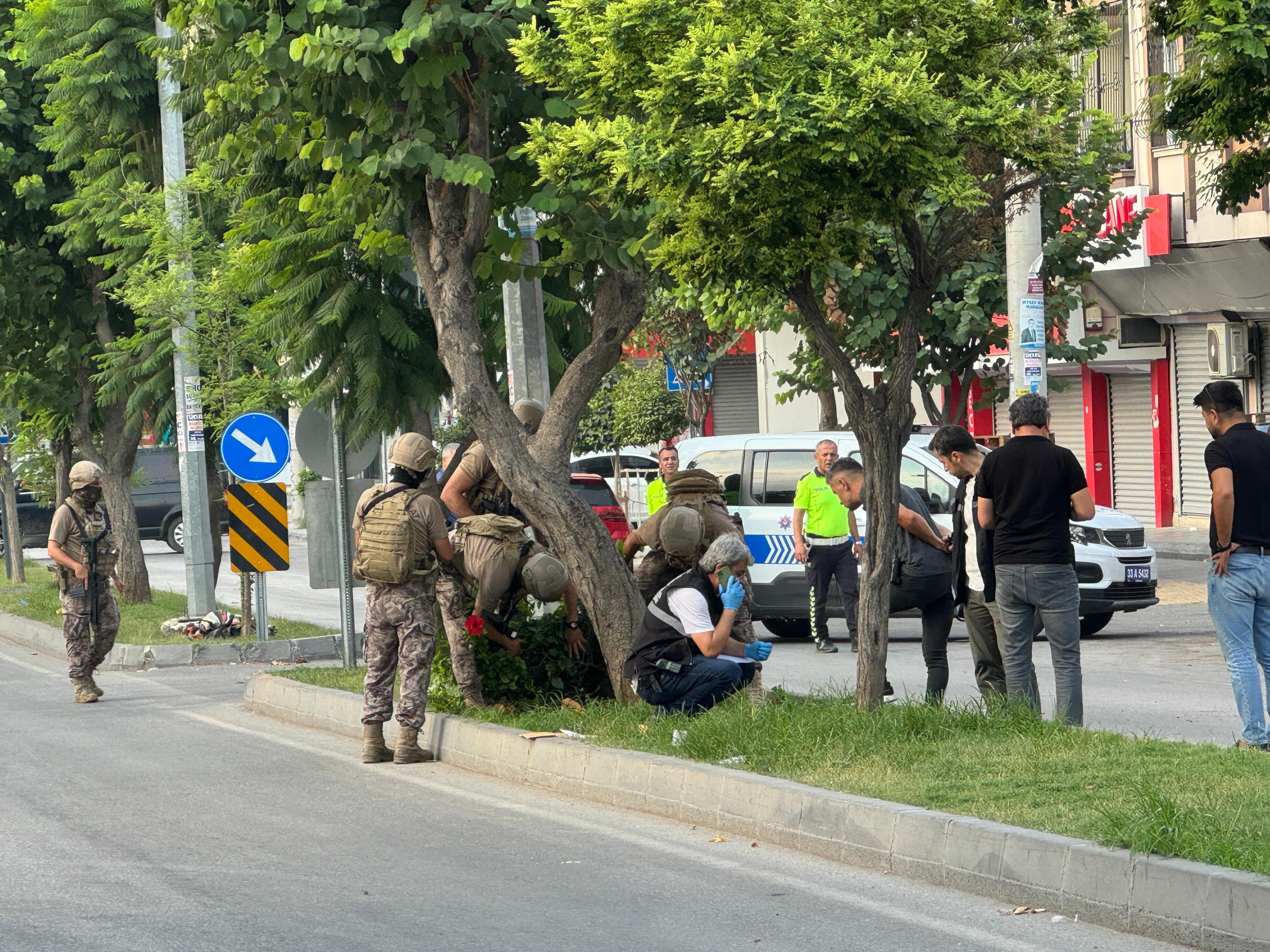 Mersin'de Karakol Önünde Şok Saldırı Polis Vurdu! (2)