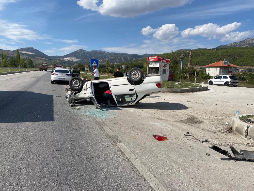 Burdur Antalya Karayolunda Iki Otomobil Çarpıştı 2