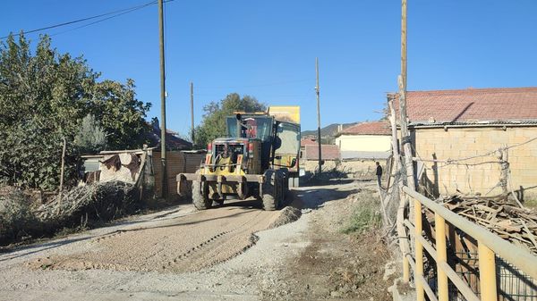 Gökçebağ Köyü'nde 1,5 Km Sathi Kaplama Asfalt Yol Yapımı