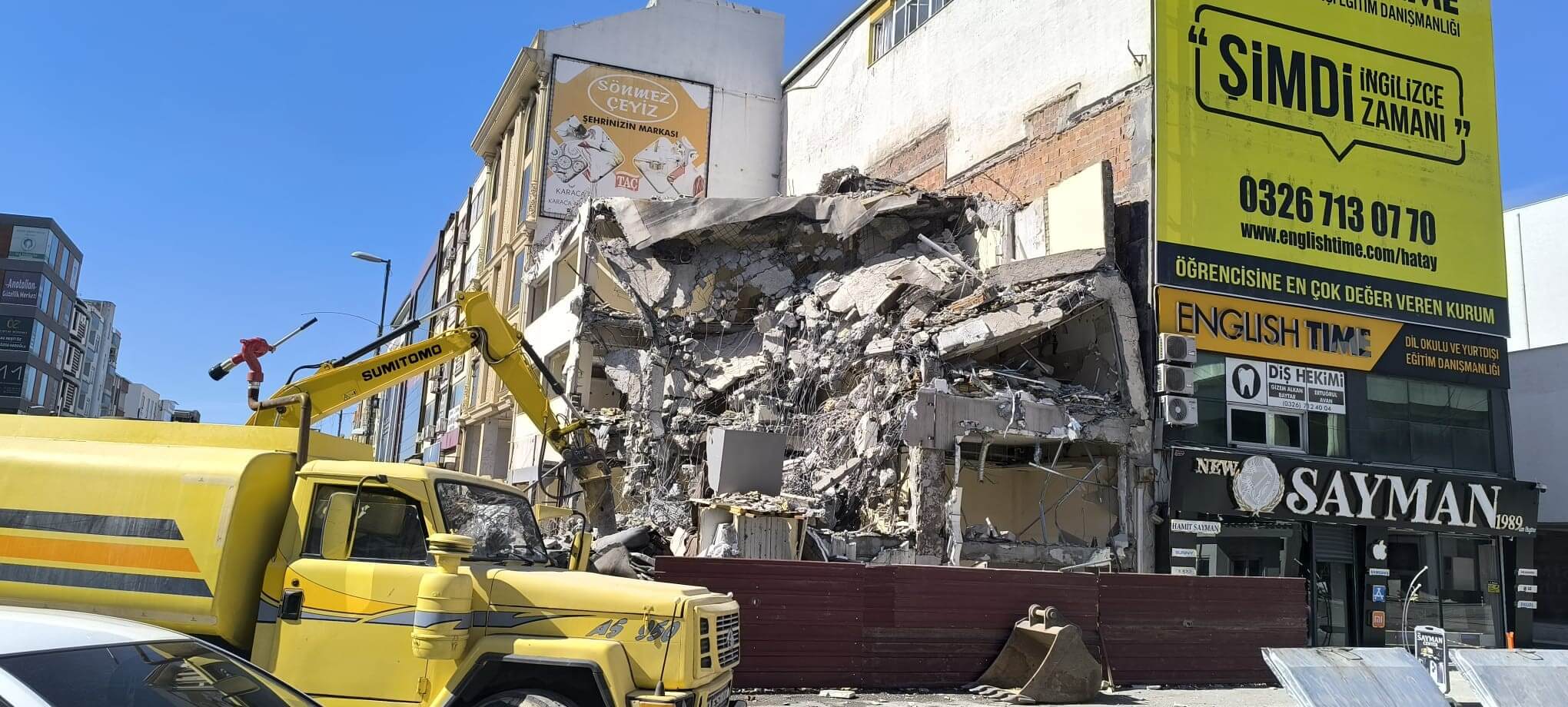 Hatay’ın Dörtyol Ilçesinde, Depremde Hasar Gören Bir Binanın Yıkımı Esnasında Operatör Başına Moloz Isabet Ederek Yaralandı. (2)