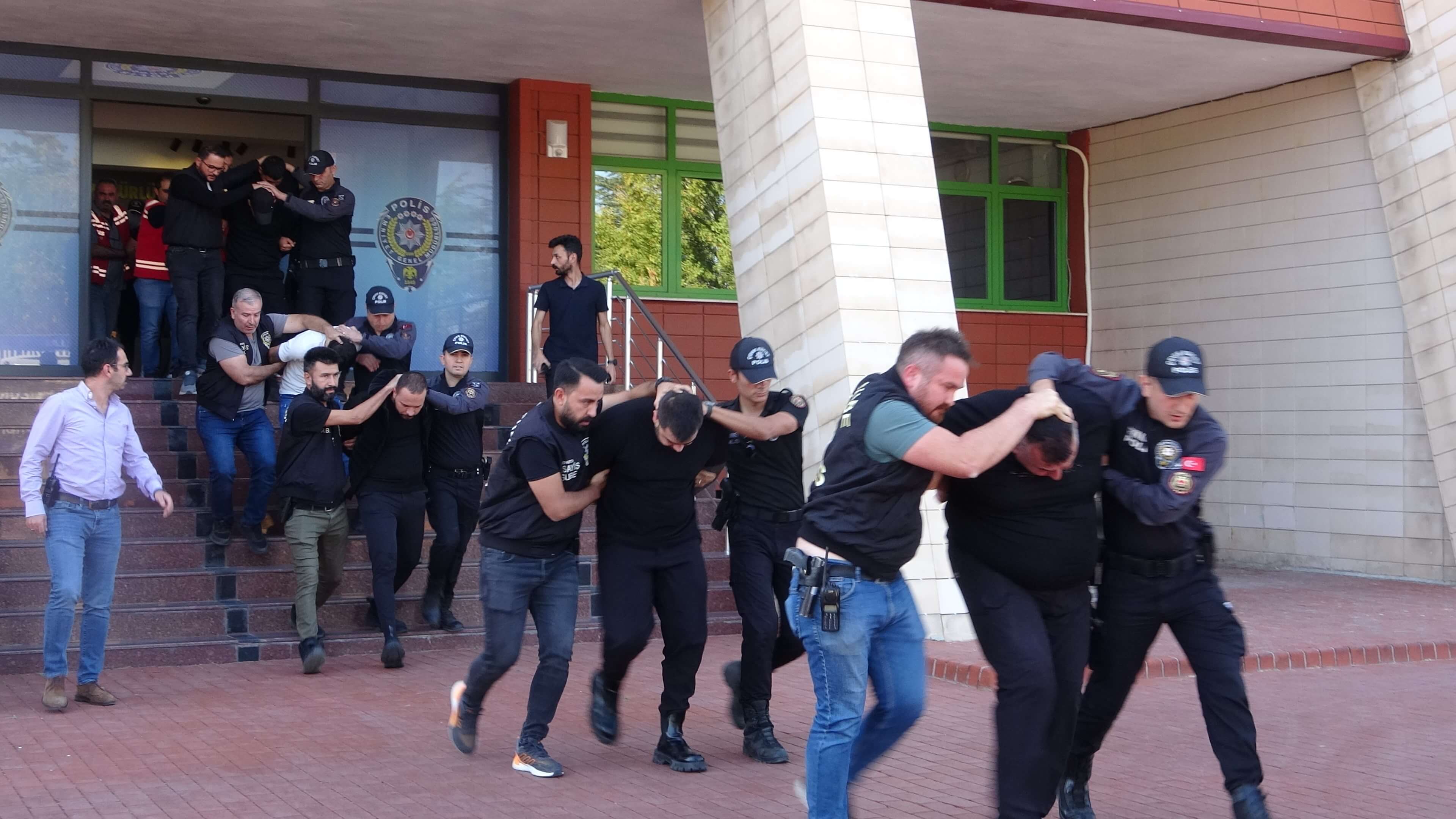 Isparta Bahçelievler'de Silahlı Kavga Sonrası 9 Kişi Tutuklandı. (4)