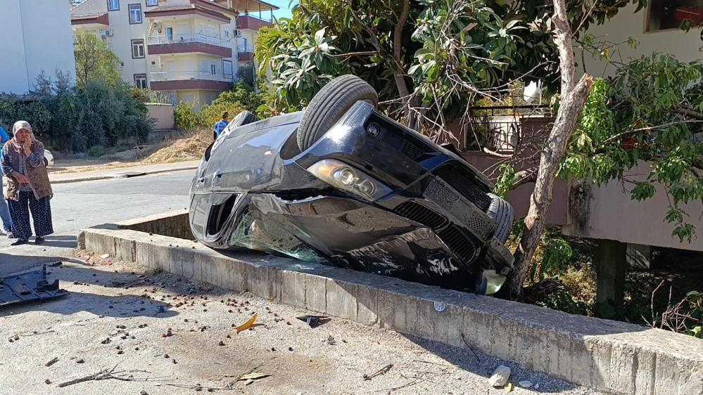 İstinat Duvarına Çarptı, Bahçeye Uçup Ters Döndü 3