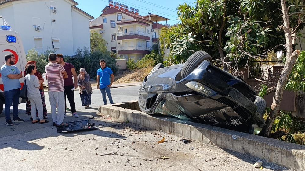 İstinat Duvarına Çarptı, Bahçeye Uçup Ters Döndü