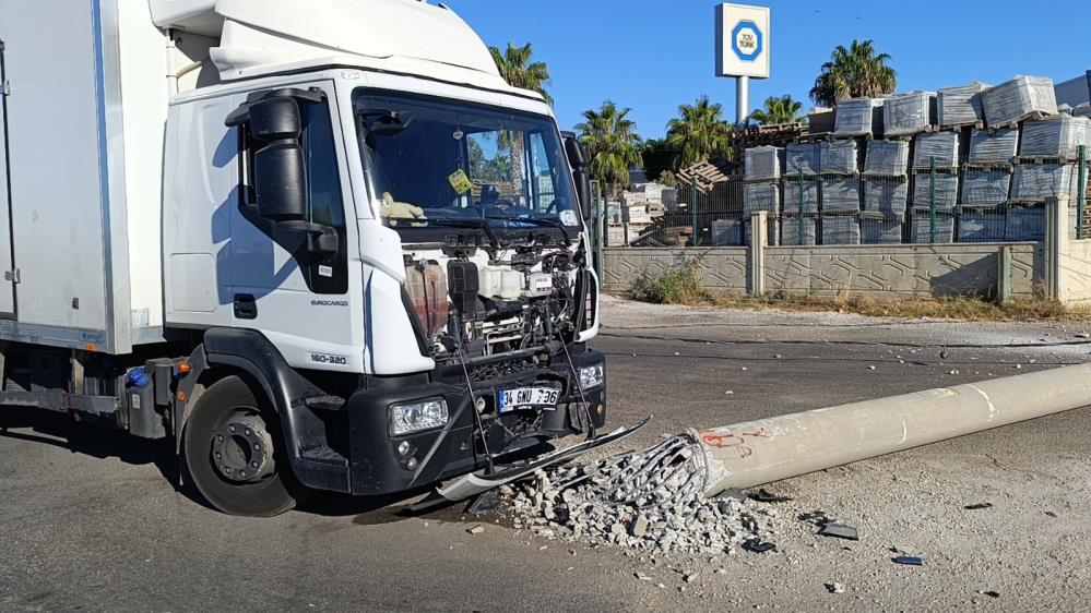 Lojistik Kamyonu Beton Direği Devirdi 2