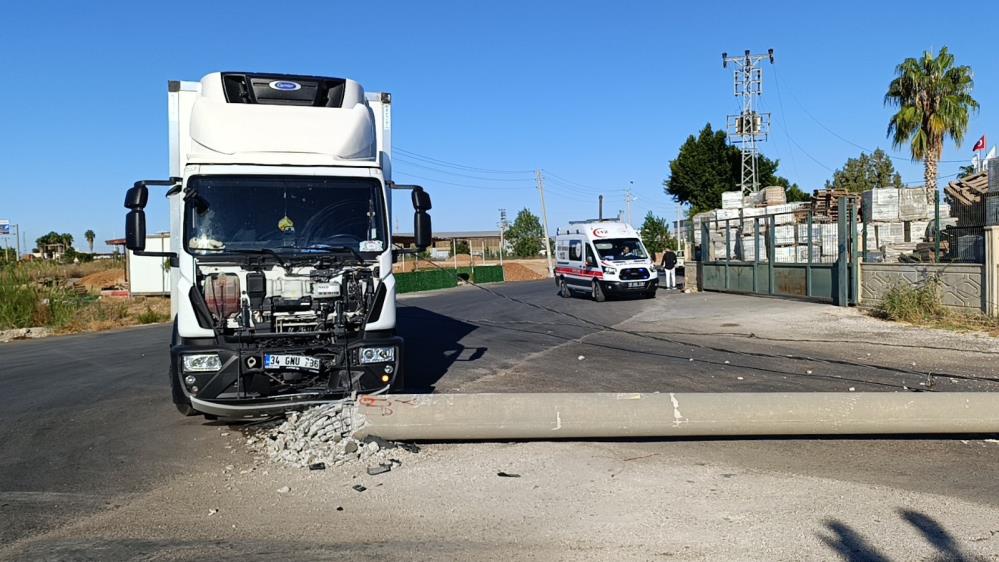 Lojistik Kamyonu Beton Direği Devirdi 3