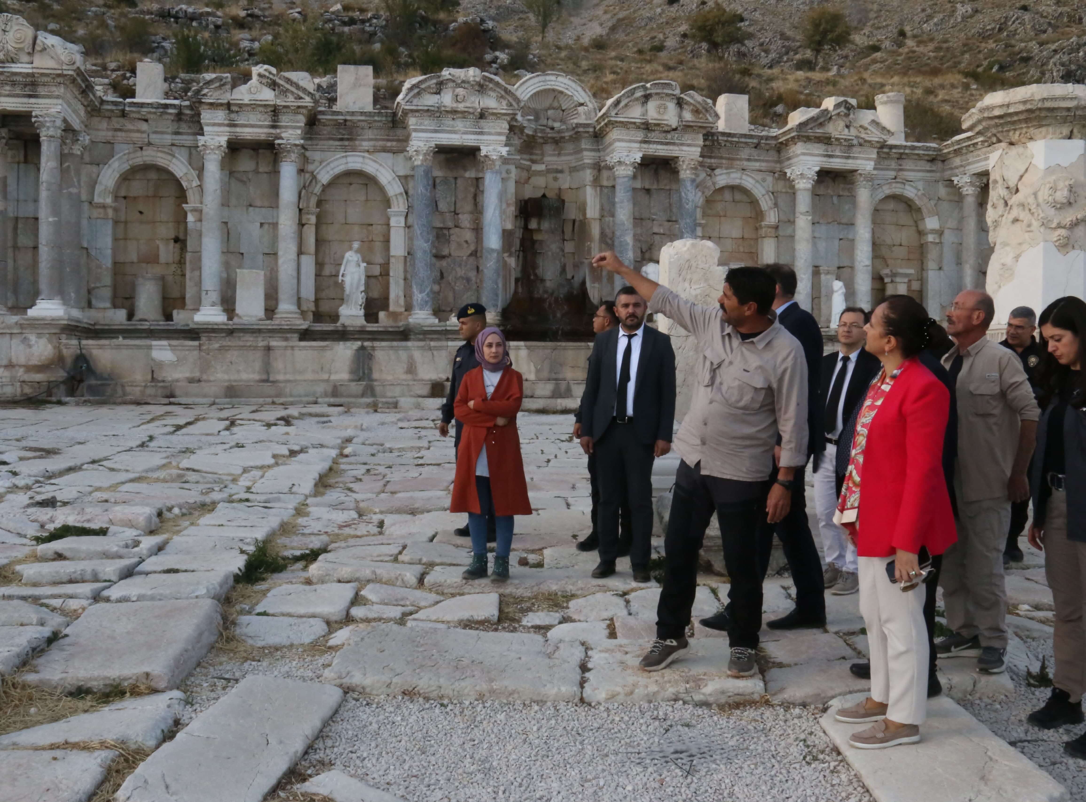 Vali Bilgihan'dan Ağlasun'da Şehit Ailesi Ve Sagalassos Antik Kenti'ne Ziyaret (1)