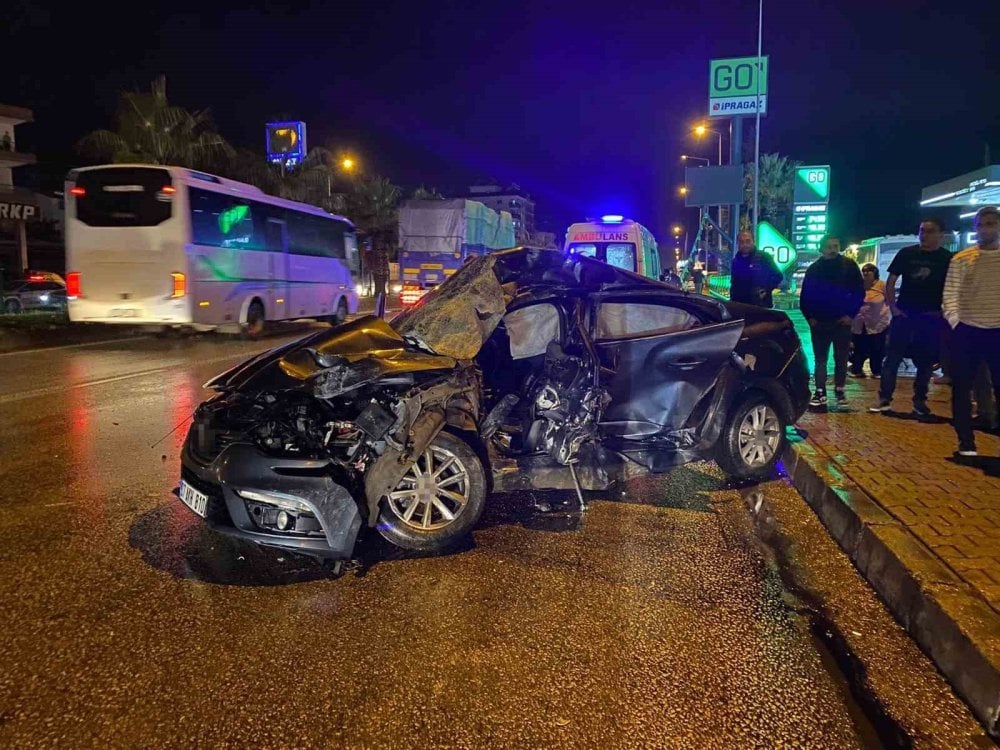 Antalya Trafik Kazasi Serik Tur Otobusu 3