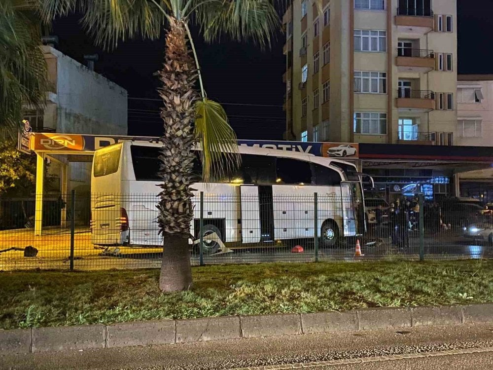 Antalya Trafik Kazasi Serik Tur Otobusu