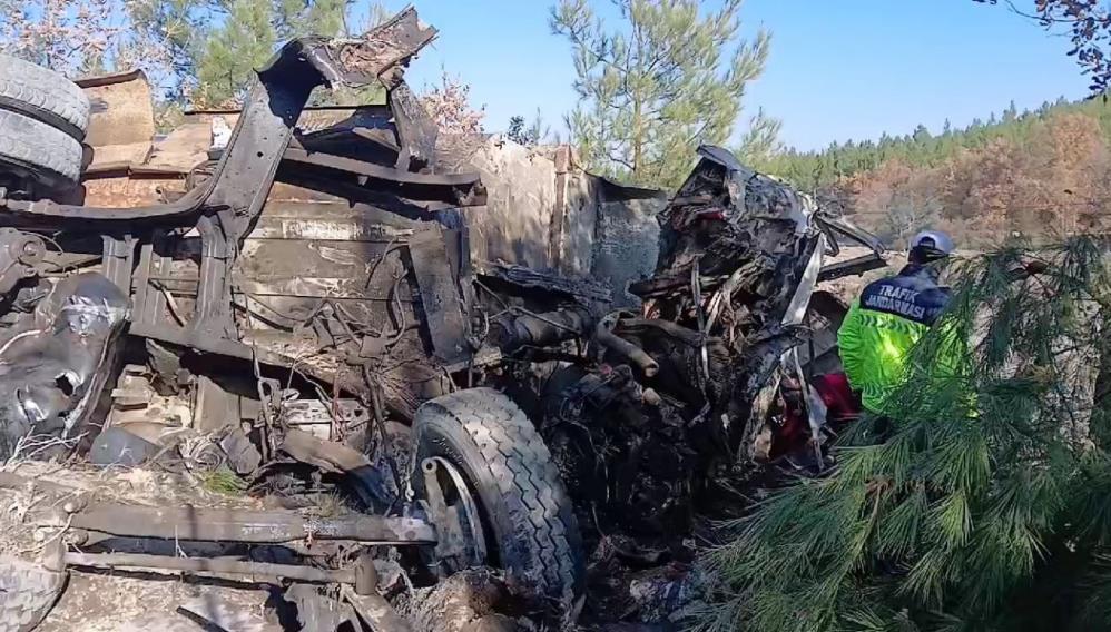 Burdur'da Freni Patlayıp Şarampole Uçan Hafriyat Kamyonu Hurdaya Döndü 2