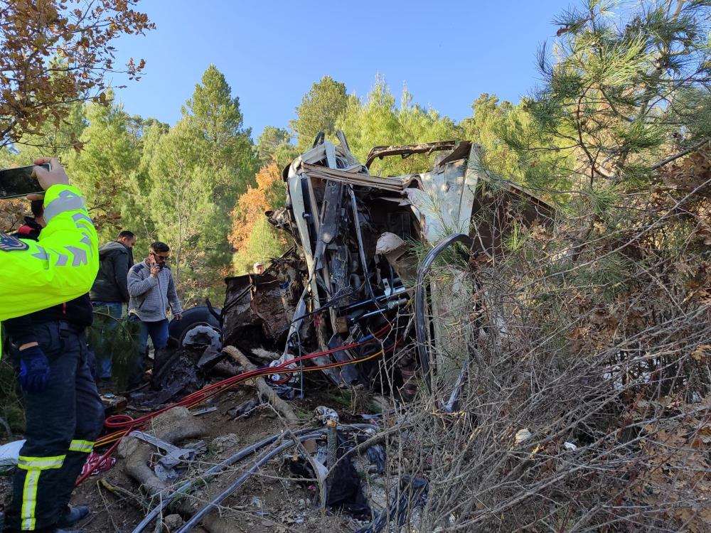 Burdur'da Freni Patlayıp Şarampole Uçan Hafriyat Kamyonu Hurdaya Döndü 4