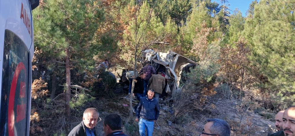 Burdur'da Freni Patlayıp Şarampole Uçan Hafriyat Kamyonu Hurdaya Döndü