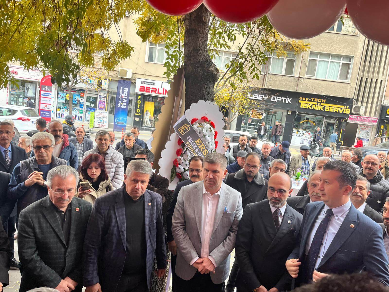 Genç Gi̇ri̇şi̇mci̇ Cem Özalp’tan Burdur’da Yeni̇ Opti̇k Mağazasi (2)