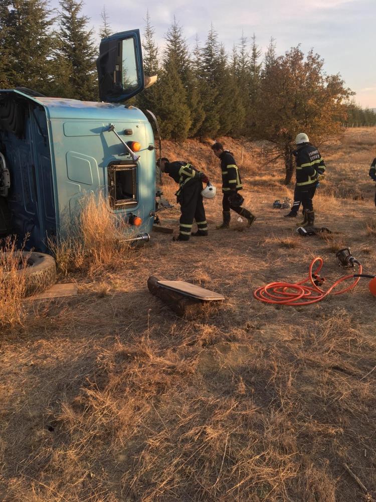 Isparta’da Kontrolden Çıkan Tır Devrildi 2