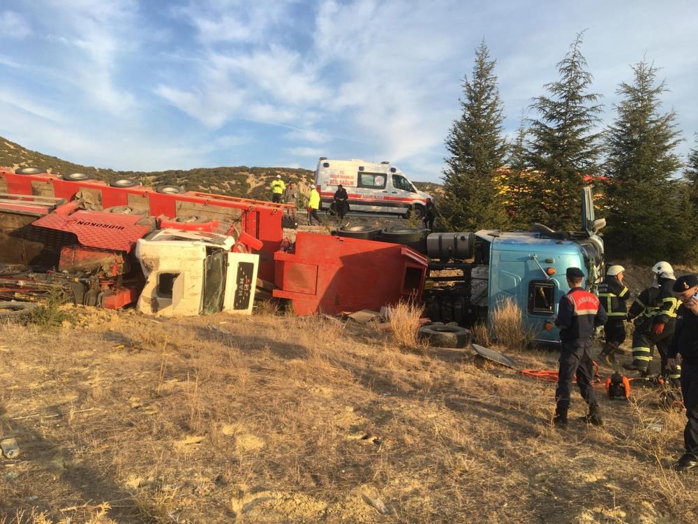 Isparta’da Kontrolden Çıkan Tır Devrildi