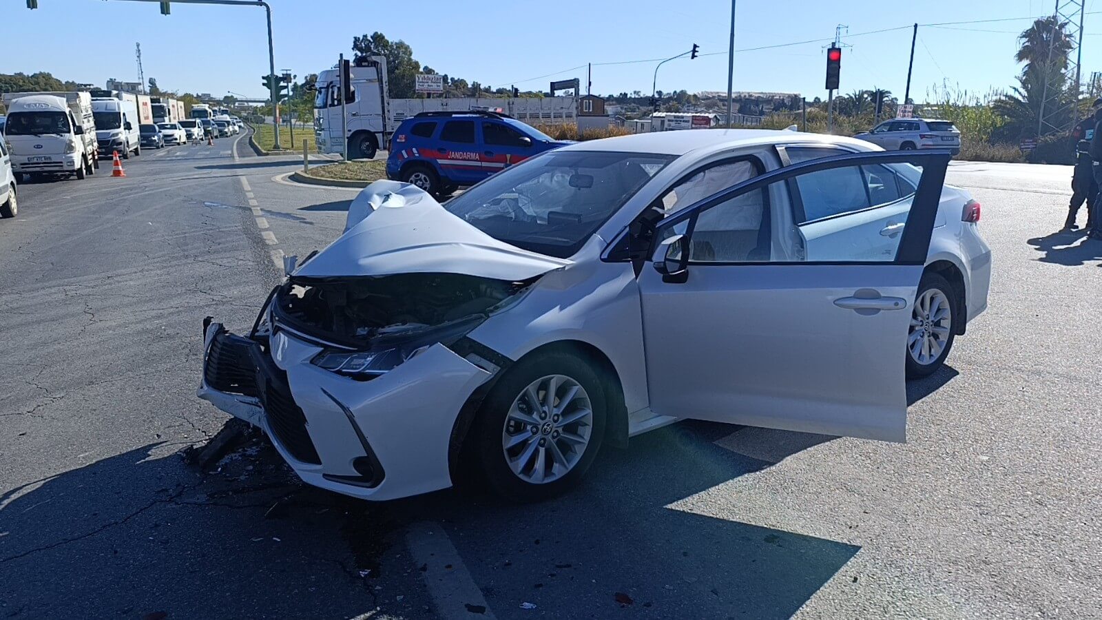 Kavşakta Çarpışma Refüje Çıkan Araç Trafik Lambasına Çarptı (1)