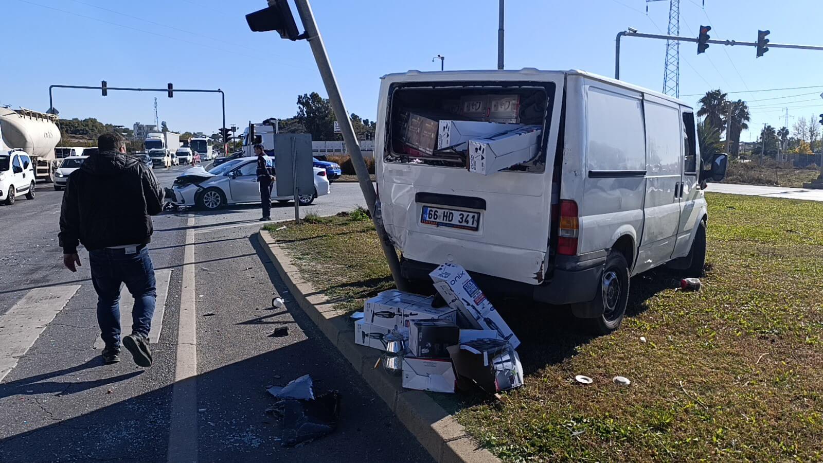 Kavşakta Çarpışma Refüje Çıkan Araç Trafik Lambasına Çarptı (3)