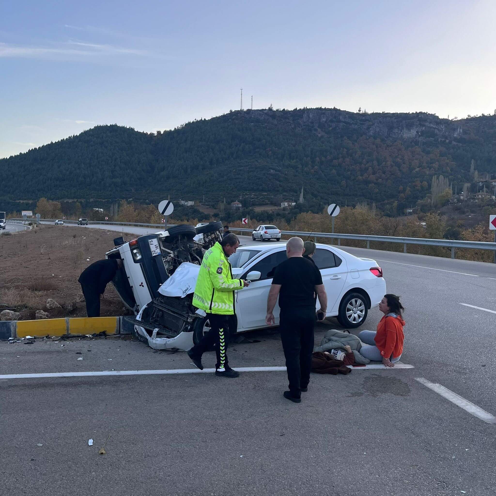 Kavşakta Otomobil Ve Midibüs Çarpıştı, 5 Yaralı (1)