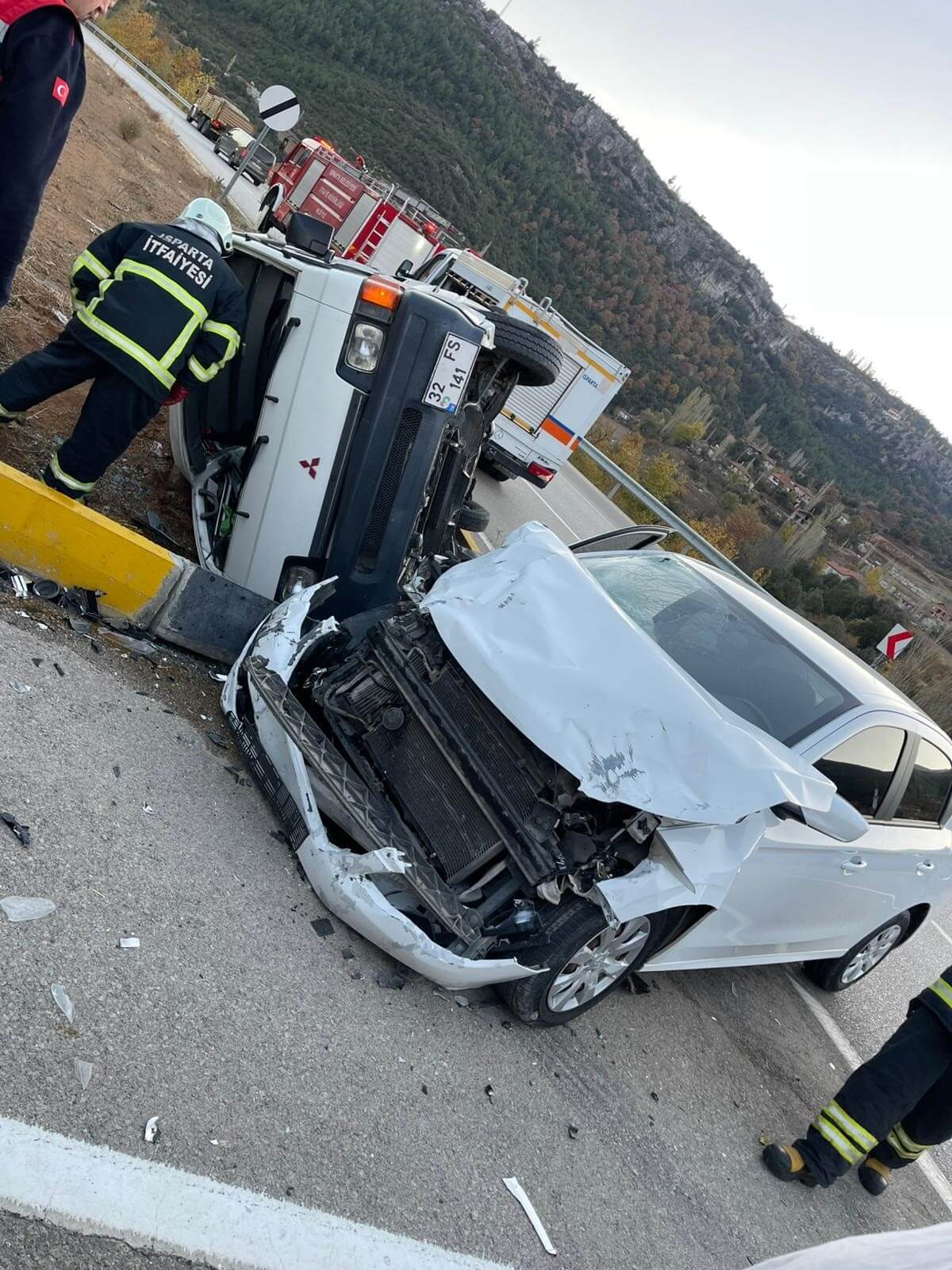 Kavşakta Otomobil Ve Midibüs Çarpıştı, 5 Yaralı (3)