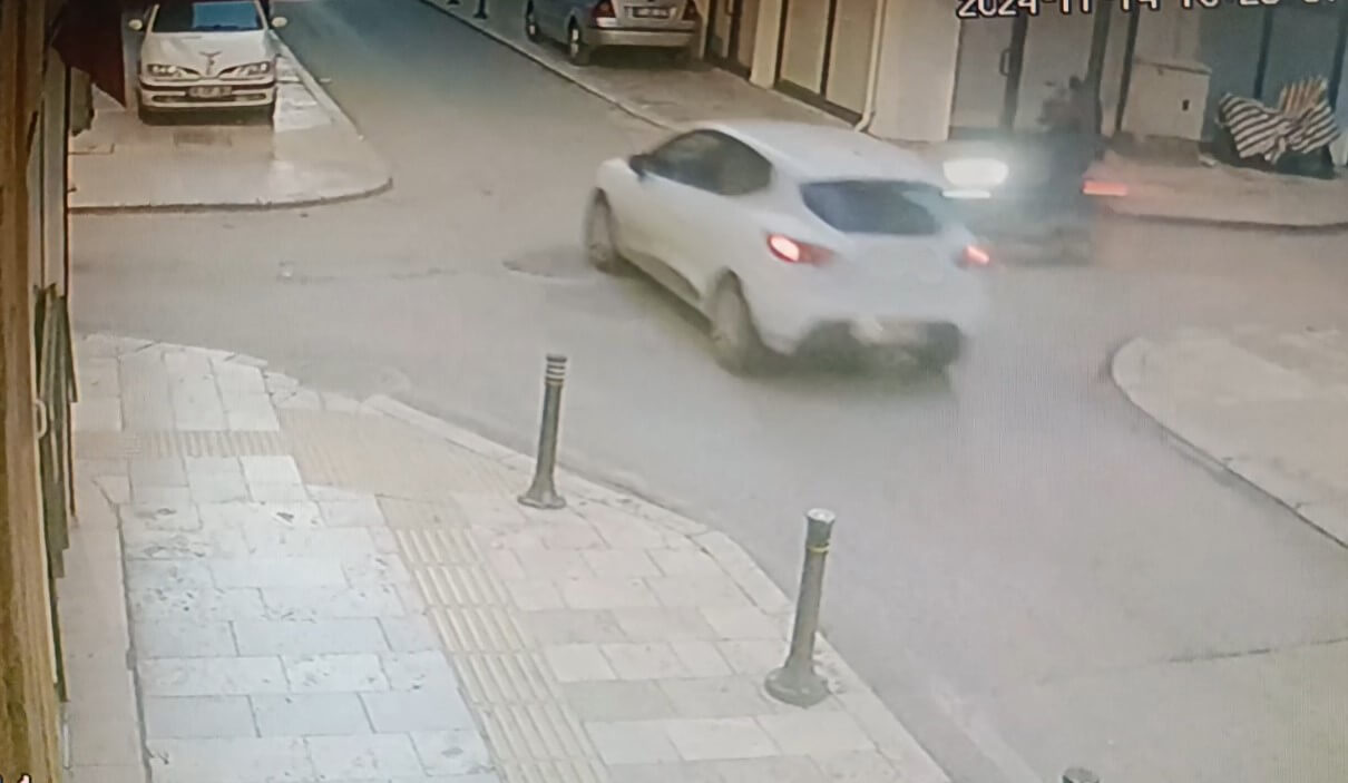 Korkunç Kaza Anı Kamerada! Otomobil Ve Motosiklet Çarpıştı (3)