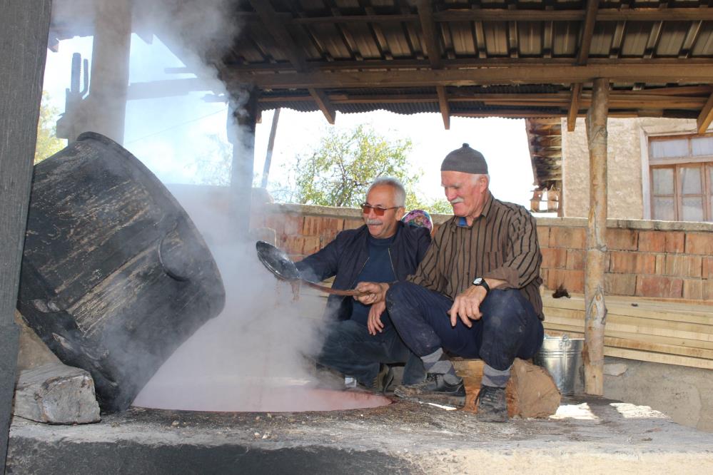 Üzüm Sıkma Makinesi Ile Pekmez Kazanları Kaynıyor 2