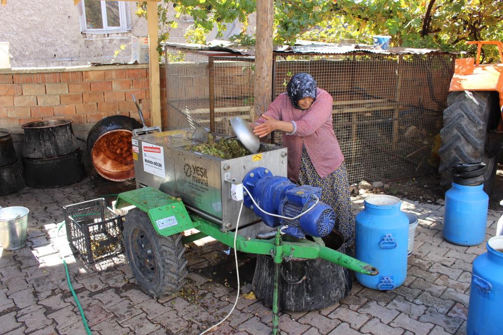 Üzüm Sıkma Makinesi Ile Pekmez Kazanları Kaynıyor