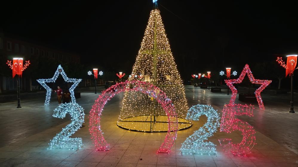 Antalya Caddeleri Ve Meydanları Işıl Işıl