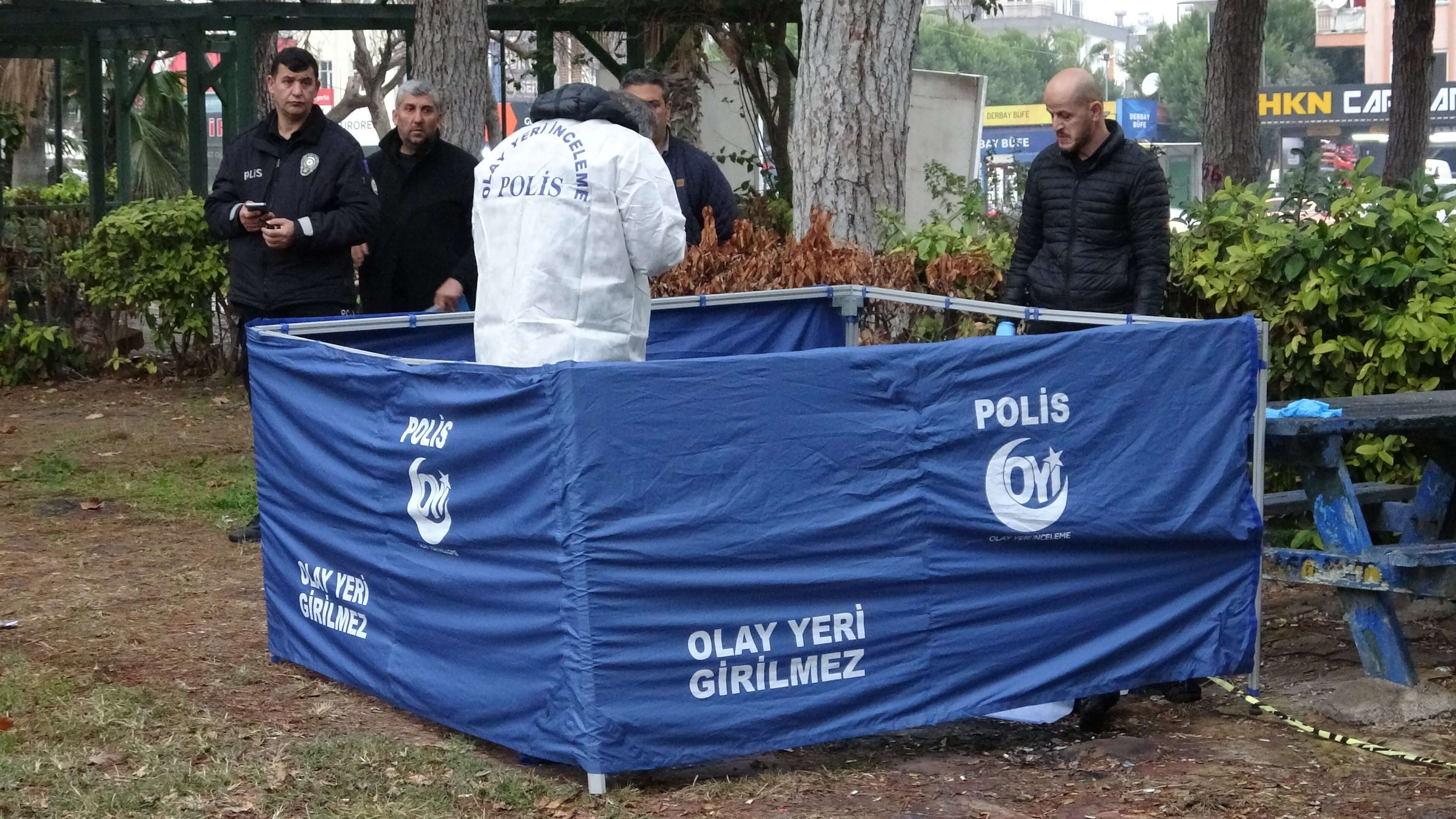 Antalya'da Parkta Bir Mobilya Ustası Ölü Bulundu (1)