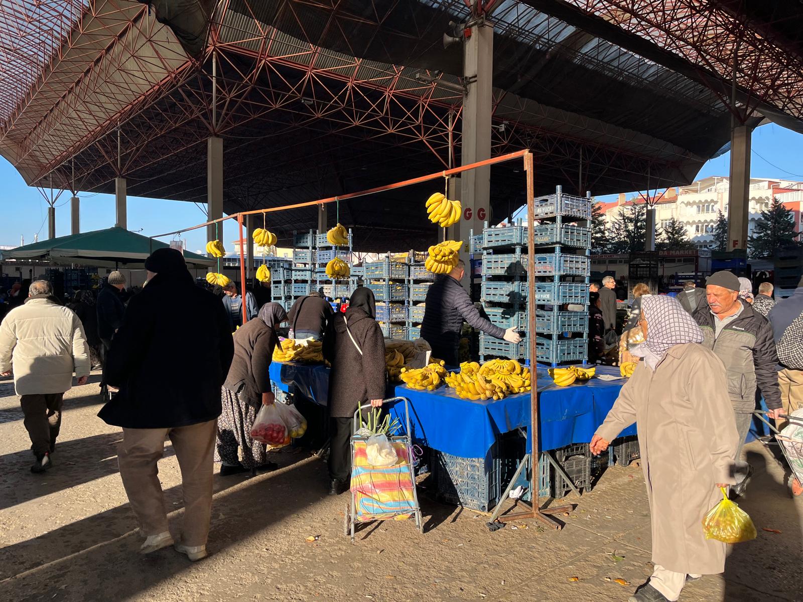 Burdur Salı Pazarı’nda Hem Esnaf Hem Vatandaş Dertli