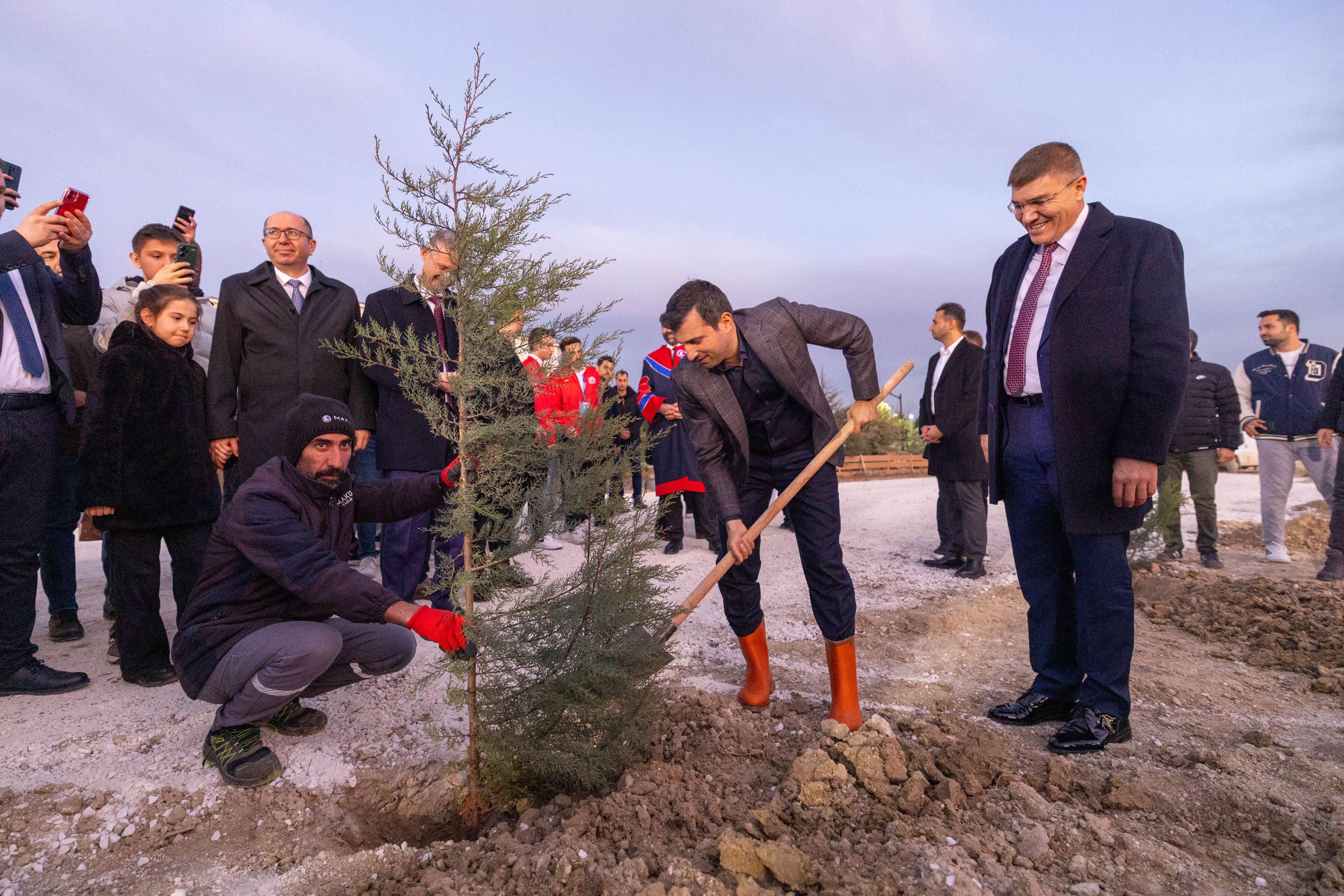 Burdur'da Ilk Fidan Selçuk Bayraktar'dan 3