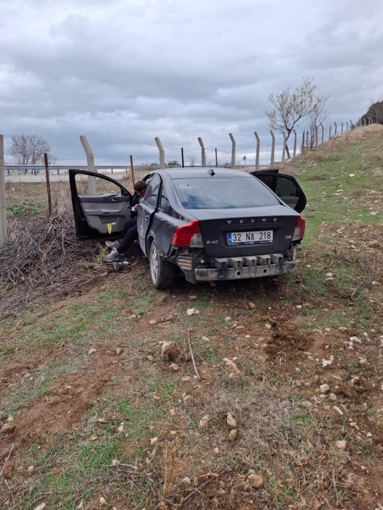 Isparta'da Ehliyetsiz Sürücünün Kullandığı Araç Bahçeye Uçtu 2