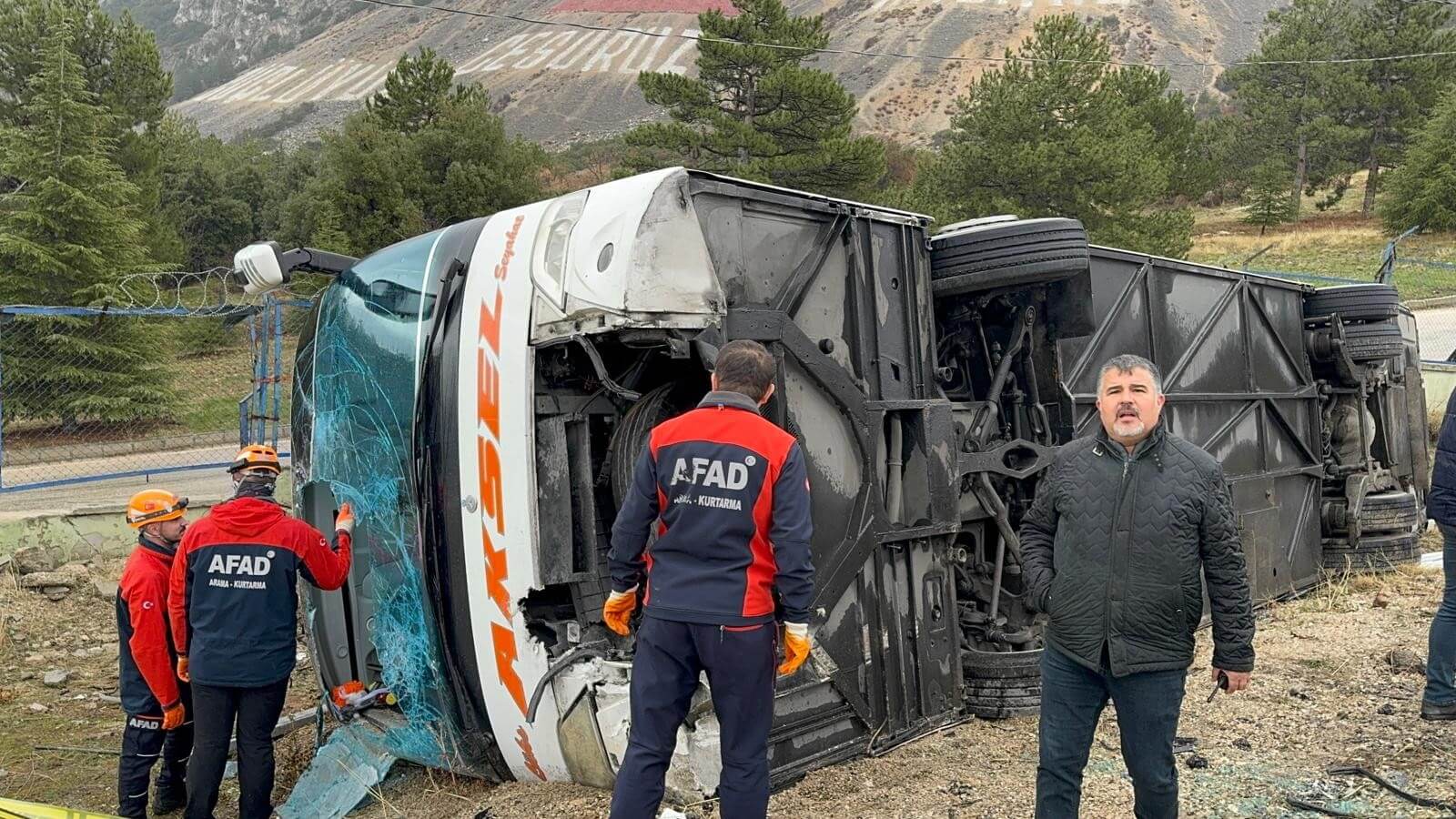 Isparta’da Feci Kaza Yolcu Otobüsü Devrildi! (1)