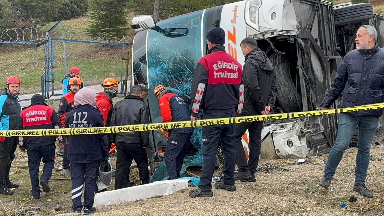 Isparta’da Feci Kaza Yolcu Otobüsü Devrildi! (3)