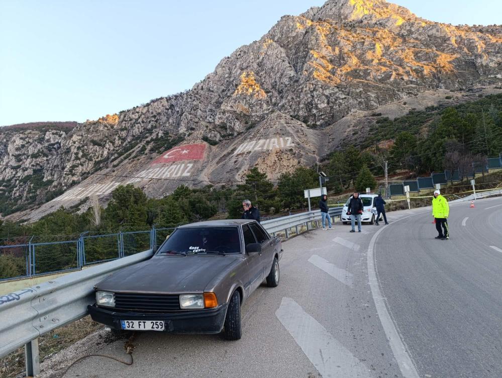 Isparta’da Kontrolden Çıkan Otomobil Bariyerlere Çarptı