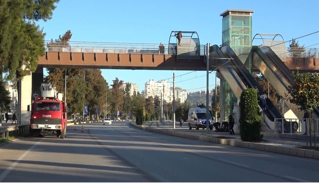 Üst Geçitte İkna Operasyonu Polis Genci Güvenliğe Aldı (3)