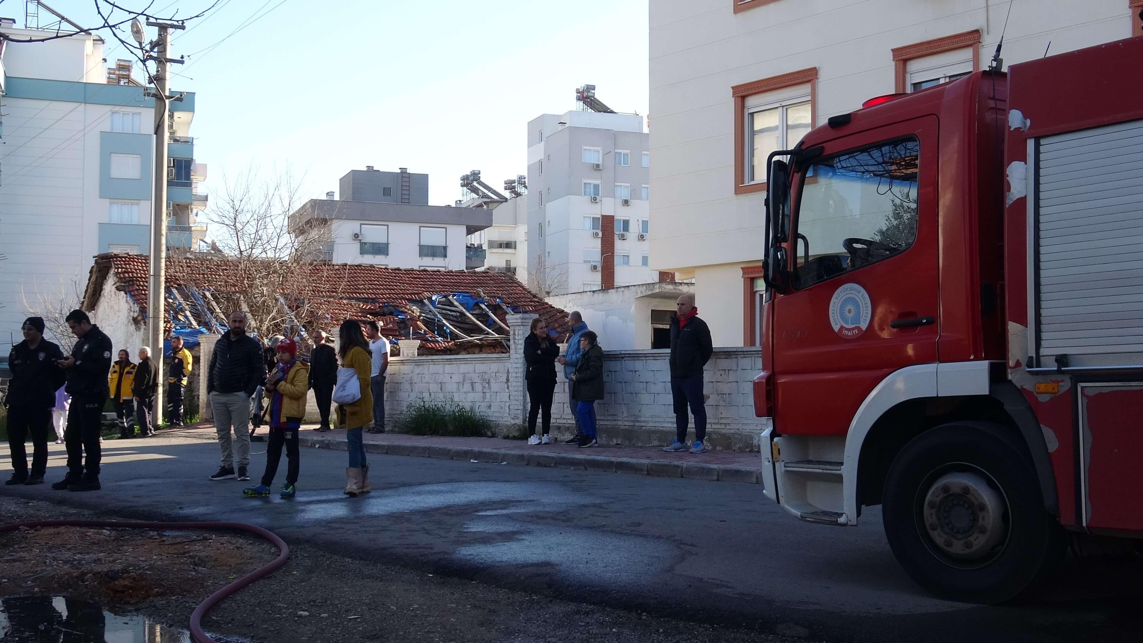 Büyük Panik Gecekonduda Yangın Çıktı (1)