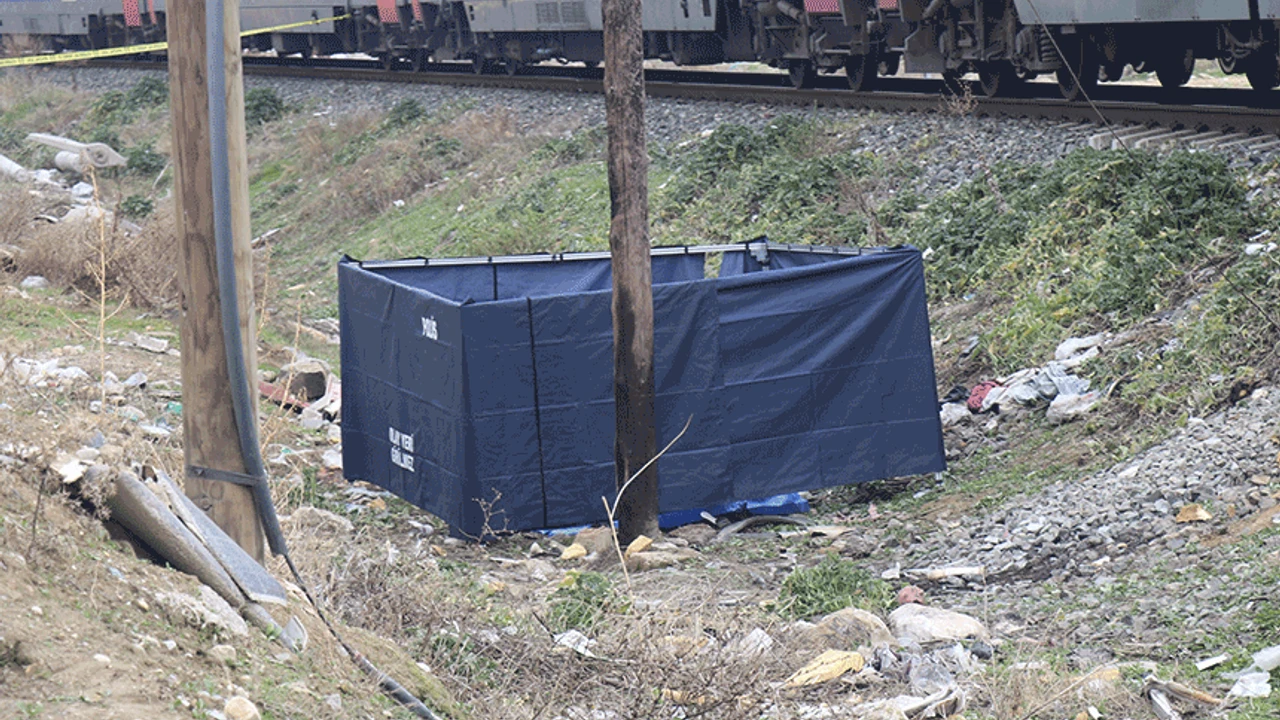 Denizlide Korkunc Kaza Tren Raylarindan Gecmeye Calisan Adama Tren Carpti Eskisehir Sehir 12012025