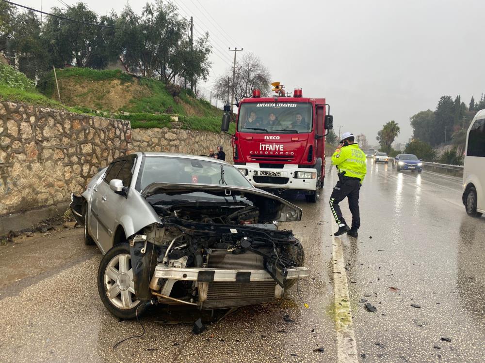 Kaygan Yolda Park Halindeki Araca Çarptı 2