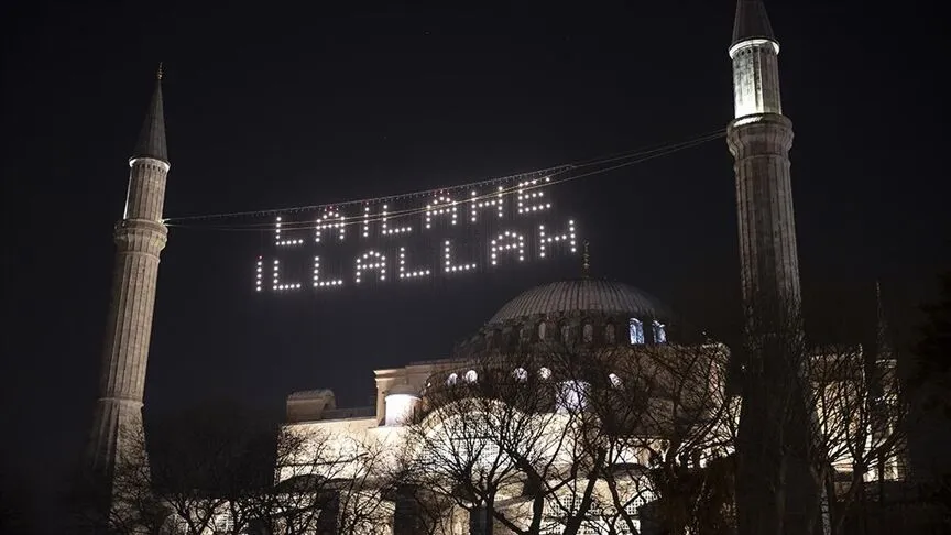 Ayasofya I Kebir Cami I Serifine Kelime I Tevhid Yazili Mahya Asildi