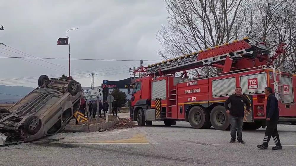 Kamyonet Ile Çarpışan Hafif Ticari Araç Takla Attı 2