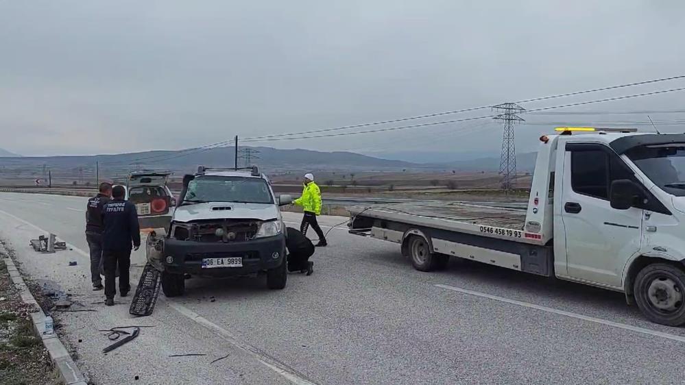 Kamyonet Ile Çarpışan Hafif Ticari Araç Takla Attı 3