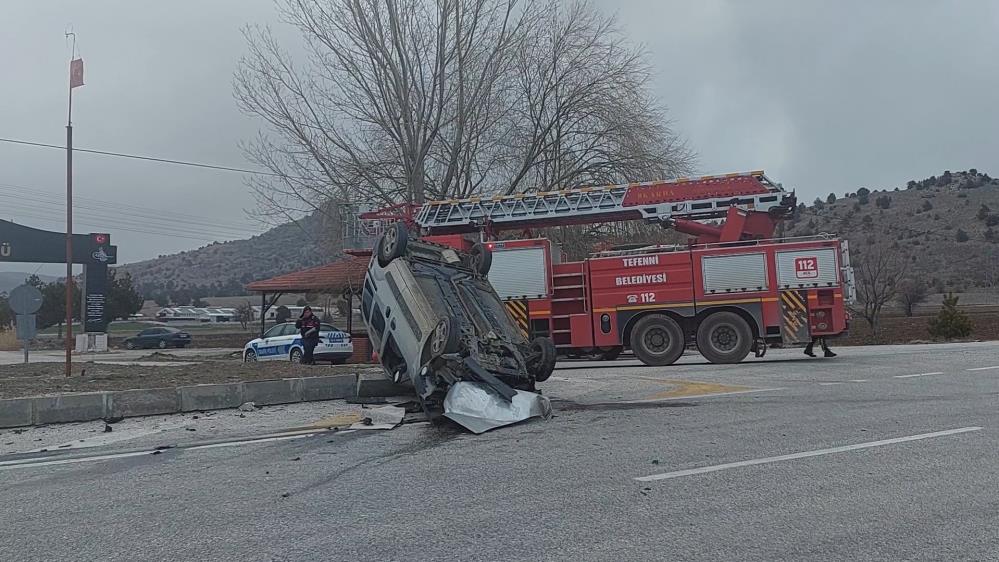 Kamyonet Ile Çarpışan Hafif Ticari Araç Takla Attı 4