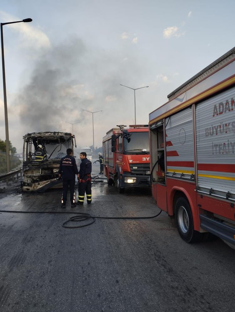 Adana’da Toplu Taşıma Aracı Alev Alev Yandı